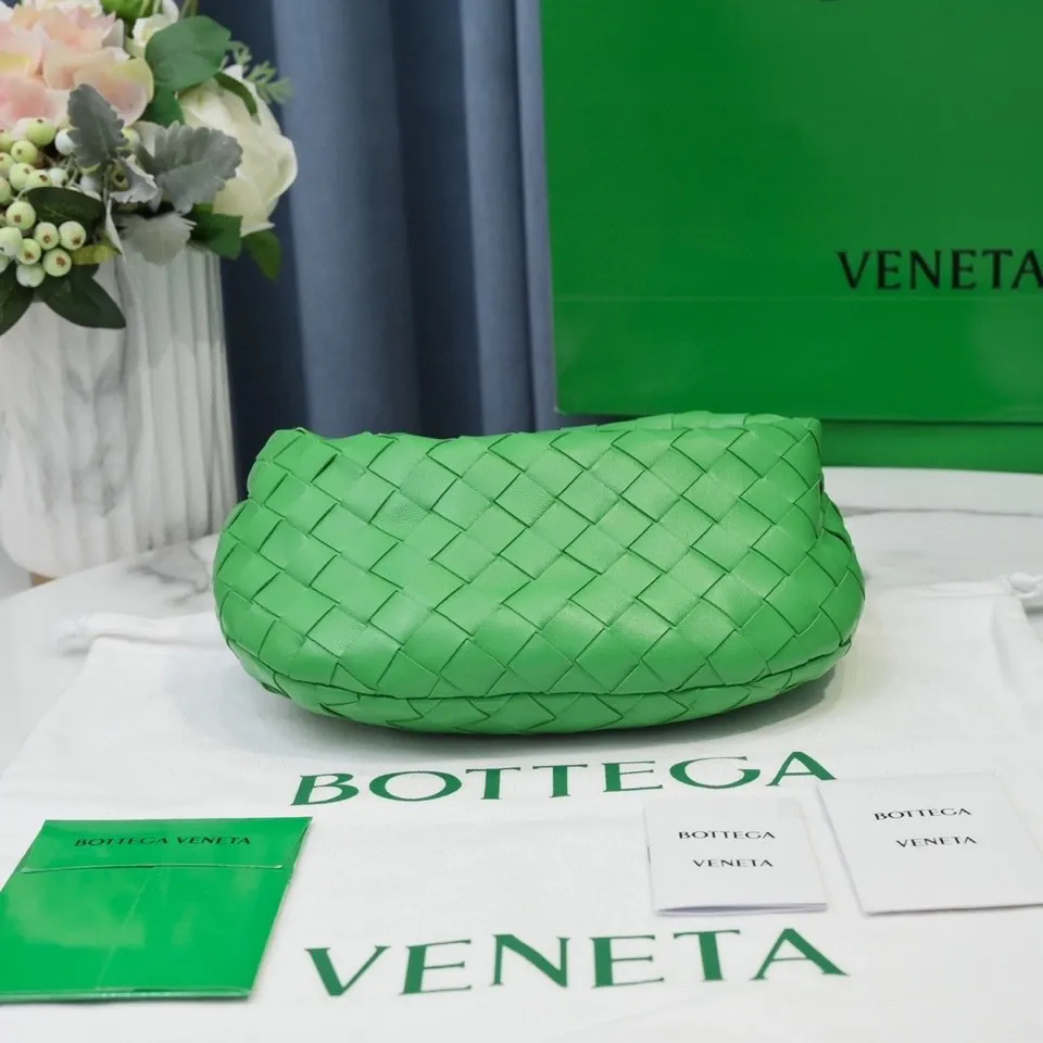 Batch 1120 BV Bottega Veneta's new early spring women's MINI JODIE handbag BV bag 🔥The new method is based on the original rounded corners, knotted with classic woven leather round hobo bag, The most iconic triangular pull-out design, using sheepskin draped soft shape, is super suitable for concave shapes~ Jodie feels really gentle to people, and is definitely the best item for daily matching. It has the same weave, new elements and twists, is compact and versatile, and is the new favorite of street style Internet celebrities! Dimensions: 23x28x8 Model: 6699-1